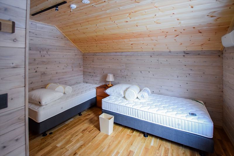 BAAN HAKUBA B棟 | 寝室１（シングルベッド2台、温水パネル、ダブルサイズソファベッド）